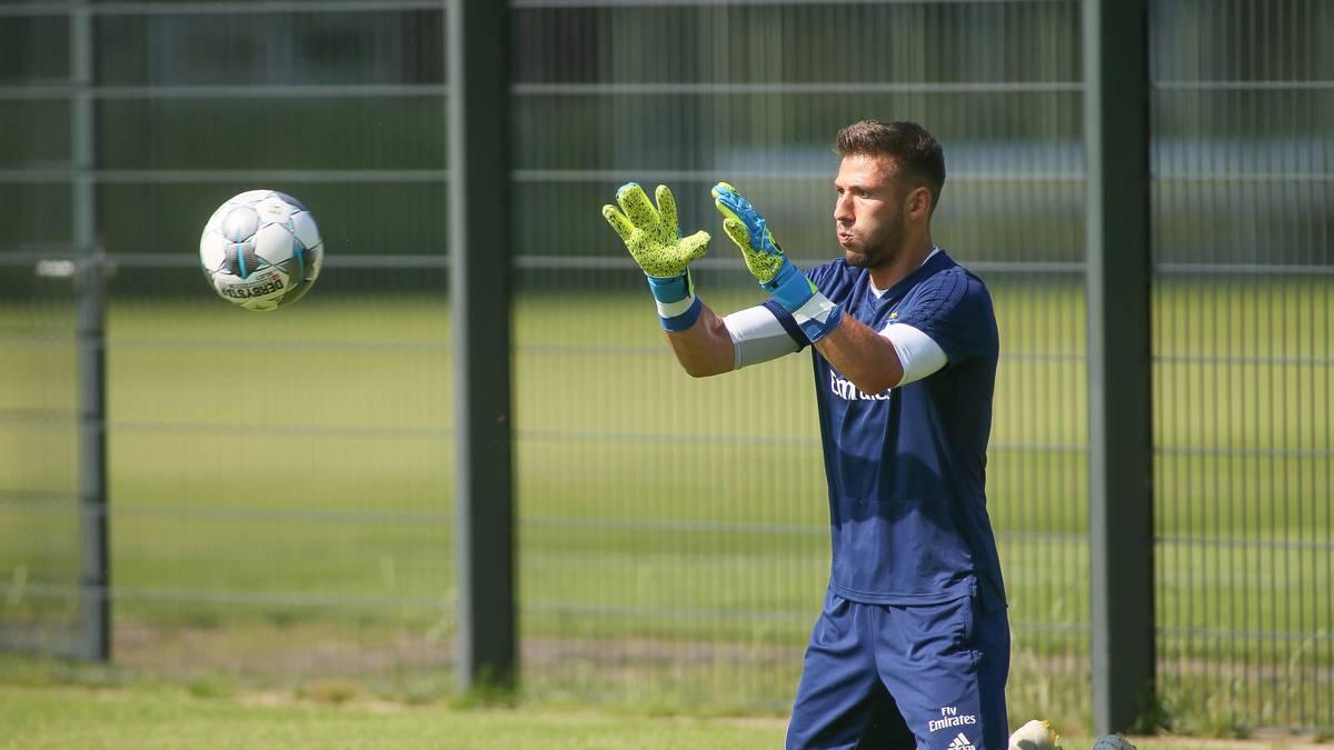 TORWART: JULIAN POLLERSBECK (24) war in der vergangenen Saison absoluter Stammspieler, doch nach der Verpflichtung von Darmstadts DANIEL HEUER FERNANDES (Foto/Ablöse 1,3 Millionen Euro) wurde Pollersbeck von Hecking zur Nummer drei degradiert