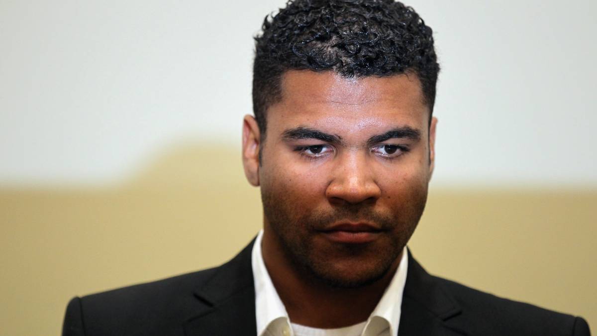 Daraufhin fällt er in ein tiefes Loch, nimmt regelmäßig Schlaf- und Schmerzmittel. Im September 2011 setzt er seine Villa in Grünwald in Brand, muss wegen schwerer Brandstiftung drei Jahre und neun Monate hinter Gitter. Im Dezember 2014 kommt er vorzeitig wieder auf freien Fuß und kehrt umgehend nach Sao Paolo zurück