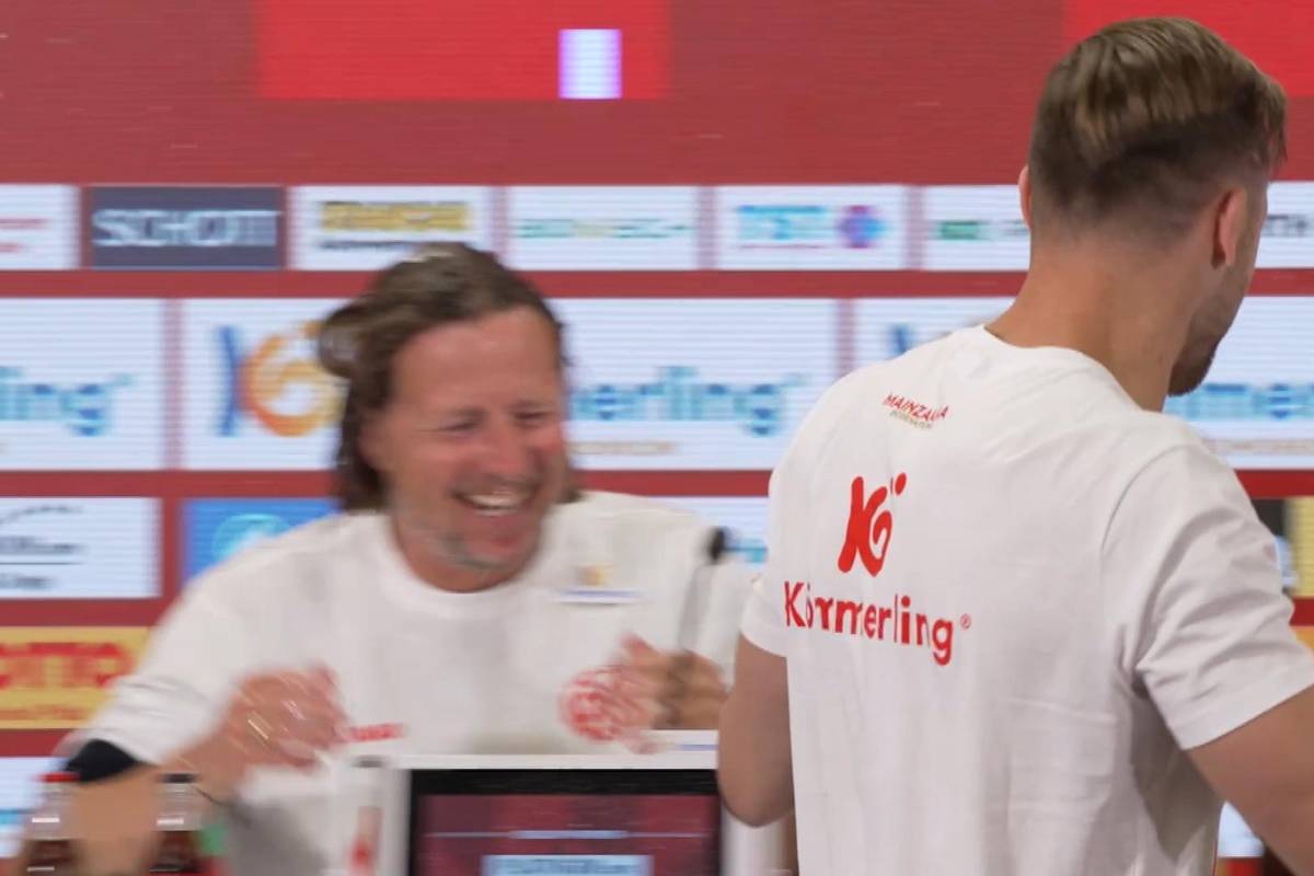 Mainz 05 hat sich den Platz für die Conference League Qualifikation gesichert. Standesgemäß gab es für Bo Henriksen eine Bierdusche.