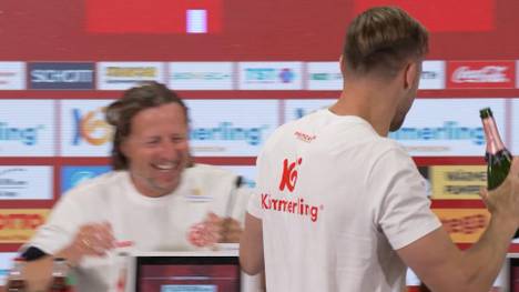 Mainz 05 hat sich den Platz für die Conference League Qualifikation gesichert. Standesgemäß gab es für Bo Henriksen eine Bierdusche.