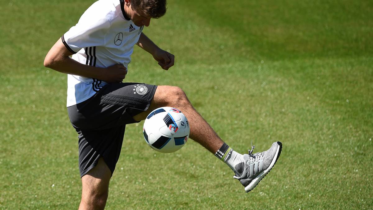 Auch wenn die Zügel in den nächsten Wochen sicher angezogen werden, der Spaß und die Lockerheit dürfen nicht fehlen. Keiner weiß das besser als Thomas Müller. Der Pokalsieger stellt erst seine akrobatischen Fähigkeiten mit dem Ball unter Beweis...