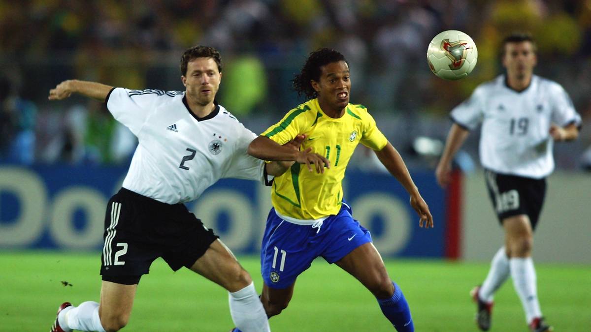 Fast komplett in Weiß kämpfte sich Deutschland unter Rudi Völler bei der WM 2002 in Japan und Südkorea bis ins Finale. Dort gab es aber eine bittere Niederlage gegen Brasilien.