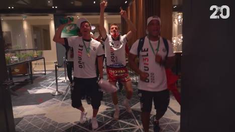 Der FC Bayern holt gegen Leverkusen zum 20. Mal in der Vereinsgeschichte den DFB-Pokal. Vorstandsboss Karl-Heinz Rummenigge ist in seiner Bankettrede voll des Lobes, blickt aber auch schon voraus auf das anstehende Finalturnier der Champions League.