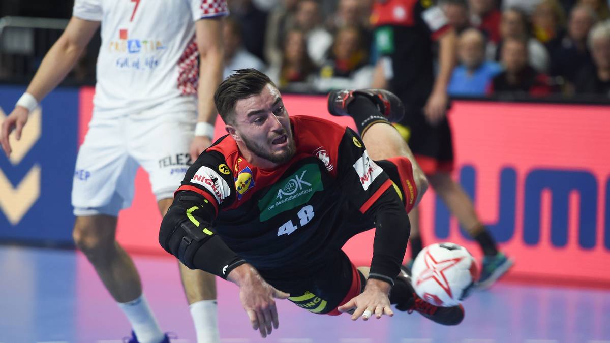 Zimmerkollege Andreas Wolff enthüllte, dass Kohlbacher binnen drei Sekunden in den Schlaf fällt. "Dann hörst du ihn schnarchen, ob er ganz Brasilien abholzen wollte", erklärte Wolff