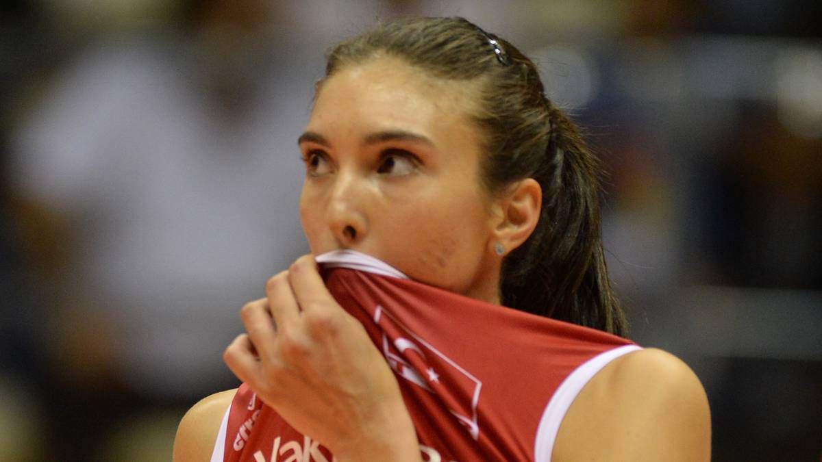 Sie wird als Zuspielerin gefragt sein. Die entscheidenden Pässe spielen - das hat sie wohl von ihrem Cousin: Nationalspieler Ilkay Gündogan (Borussia Dortmund)