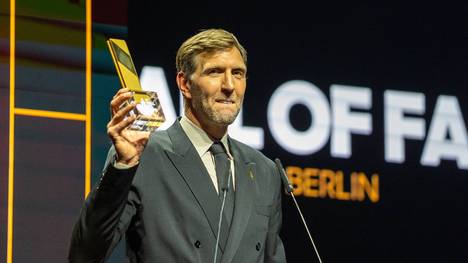 Dirk Nowitzki wird in die FIBA Hall of Fame aufgenommen. Einige Basketball-Nationalspielerinnen und der Präsident des DBB huldigen dem Ausnahmeathleten. 