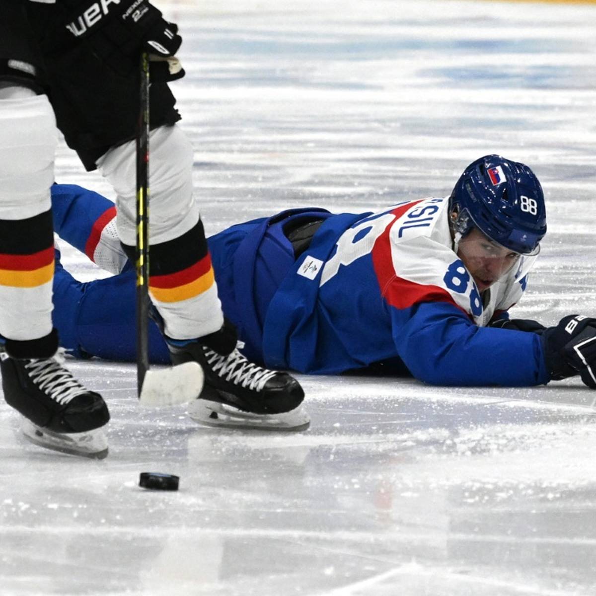 Knapp einen Monat, nachdem der Weltverband IIHF Russland die Eishockey-WM 2023 entzogen hat, stehen Tampere und Riga als Ersatz-Ausrichter fest.