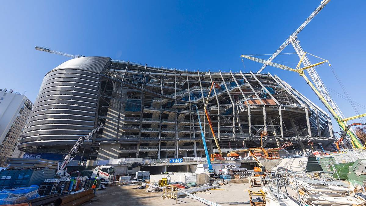 Nach Problemen beim Bau verzögert sich die Fertigstellung des Stadions von Real Madrid erneut. Der Umbau des Santiago Bernabéu soll nun bis zum Beginn der Saison 2023/24 abgeschlossen sein.