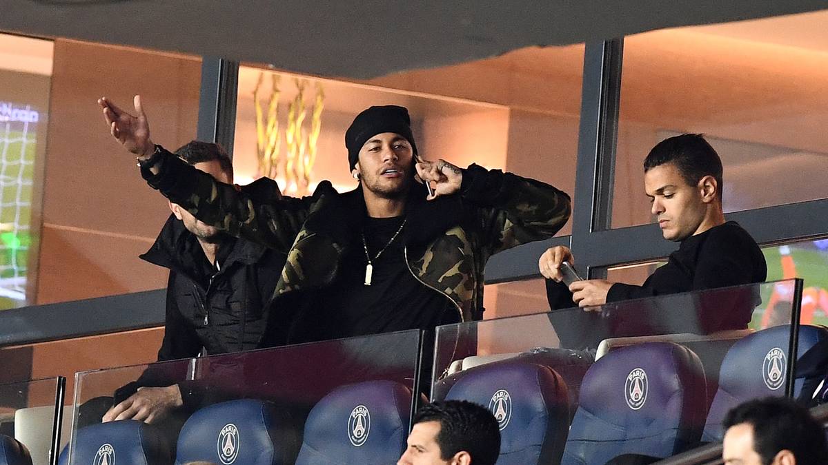 Neymar verfolgte das Spiel aus der VIP-Loge