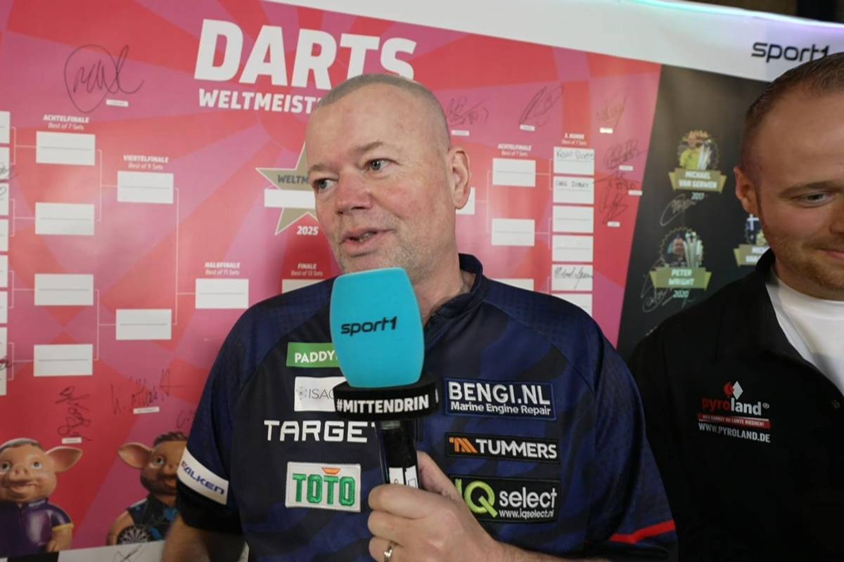 Die Darts-Legende Raymond van Barneveld gerät wegen Luke Littler im SPORT1-Interview ins Schwärmen und reagiert auf die Verwirrung um seinen Walk-On-Song.