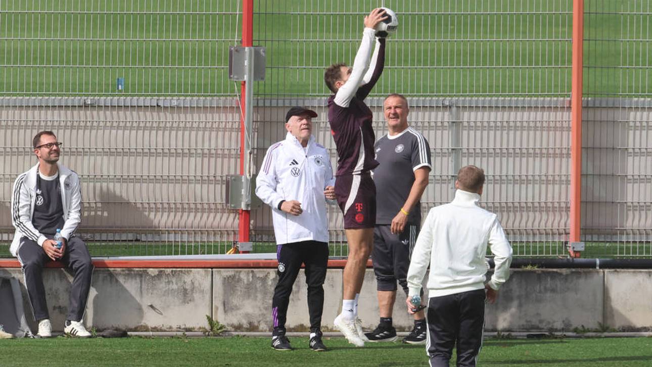 Vor seinem Versuch testet Leon Goretzka (m.) mit seinen Händen die Höhe des Kopfballpendels aus