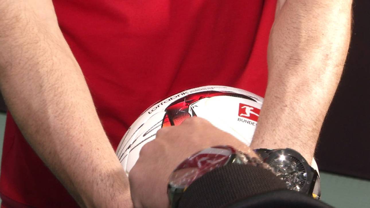 Lewandowski lässt Spielball signieren