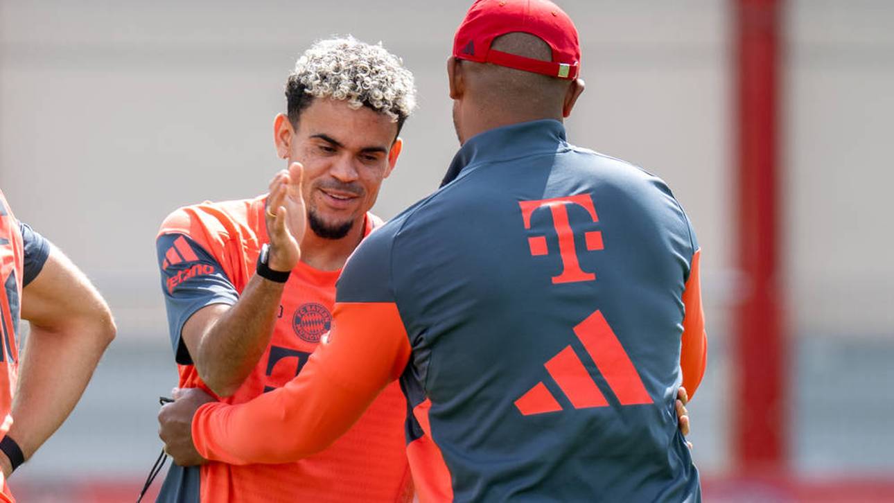 Luis Díaz (l.) absolvierte am Donnerstag sein erstes Bayern-Training unter Coach Vincent Kompany