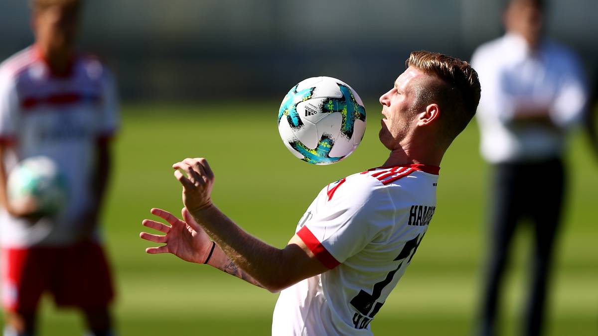 HAMBURGER SV: WER KAM? Prominentester Neuzugang ist Andre Hahn, außerdem verstärkt U21-Europameister Julian Pollersbeck die Hanseaten. Dazu verpflichtete der HSV den zuvor ausgeliehenen Kyriakos Papadopoulos fest von Bayer Leverkusen