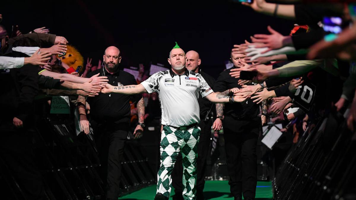 Für jeden Tag bei einem Darts-Turnier entwirft seine Frau Joanne in stundenlanger Arbeit einen neuen Look