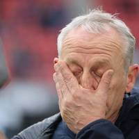Cheftrainer Christian Streich ist seit über zwölf Jahren das Gesicht des SC Freiburg - aber wie lange noch? Demnächst stehen Gespräche über seine Zukunft an. Dabei scheint ein schwer vorstellbares Szenario nicht unrealistisch zu sein.