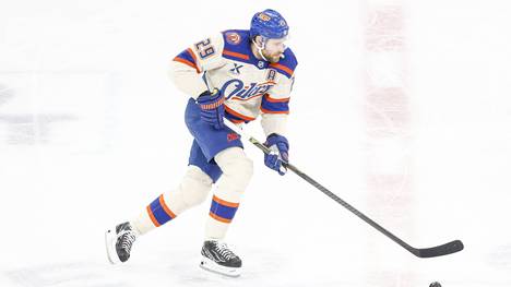 Die deutschen Fahnenträger für die Eröffnungsfeier der Olympischen Winterspielen 2026 stehen fest. Eishockey-Superstar Leon Draisaitl und Skispringerin Katharina Schmid führen das deutsche Aufgebot am Freitag in Mailand an.