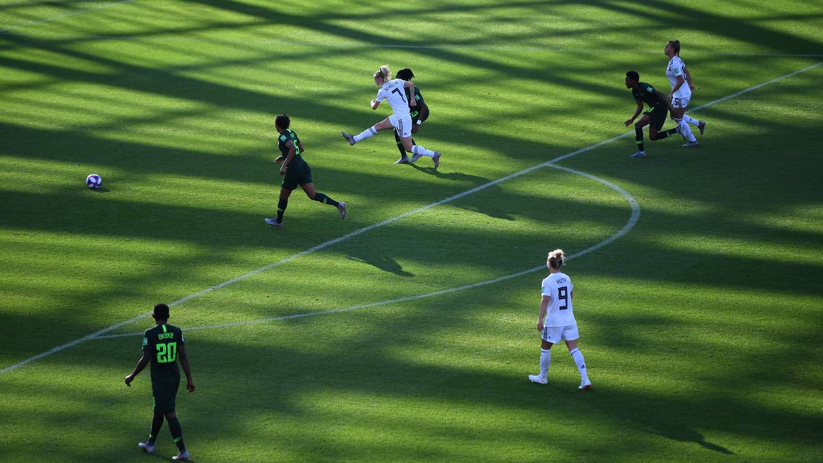 LEA SCHÜLLER: Bei ihrem WM-Startelf-Debüt rückte die 21-Jährige für Klara Bühl in die Sturmspitze neben Popp. Offensiv war sie in der 1. Halbzeit gar nicht zu sehen, klärte einen Freistoß des Gegners aber auf der Torlinie. Traf kurz vor Schluss per tollem Flachschuss aus 15 Metern zum 3:0-Endstand. SPORT1-Note: 2,0