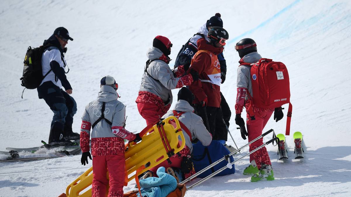 Die medizinischen Helfer eilen herbei, leisten erste Unterstützung. Doch die Entwarnung folgt: Rolland kann wieder aufstehen und kommt mit ein paar Wunden und Prellungen glimpflich davon