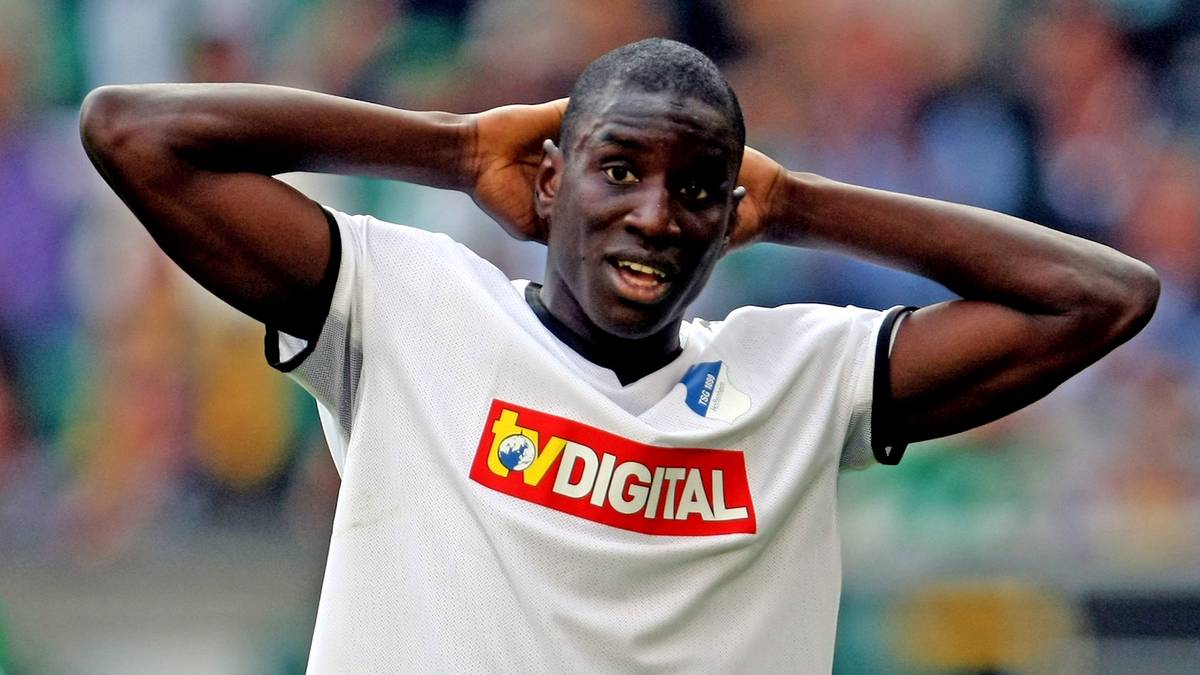DEMBA BA: Der Senegalese weigerte sich im Winter 2011 kurzerhand, mit ins Trainingslager der Hoffenheimer zu fliegen. Stattdessen erzwang er so seinen Wechsel zu West Ham United. "Das ist der Wahnsinn. So etwas habe ich noch nie erlebt", sagte Manager Ernst Tanner. Schon zwei Jahre zuvor hatte Ba nach Stuttgart gewollt, nach wochenlangem Theater blieb er doch in Hoffenheim