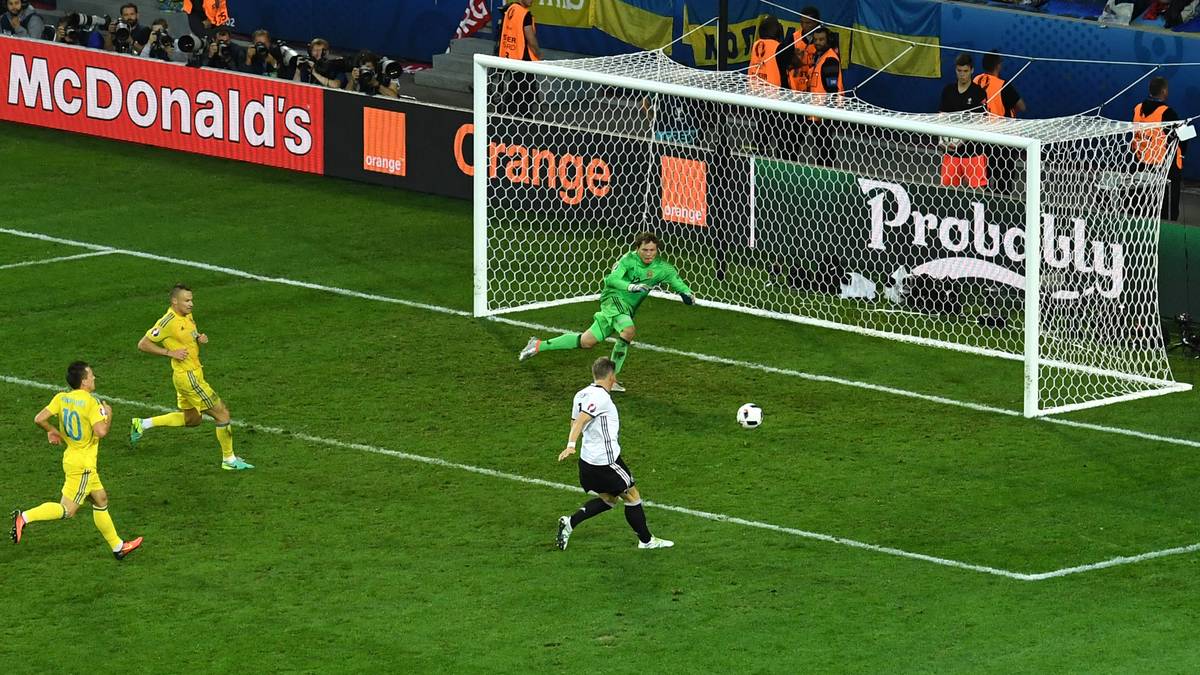 Wurde von Joachim Löw in der 89. Minute für Götze unter dem großen Applaus der Fans gebracht und stach prompt. In seinem ersten Pflichtspiel seit seiner Knieverletzung im März gleich voll da. Schloss einen Konter bravourös zum 2:0 ab. Kann so das ganze Team im Turnier mitreißen. SPORT1-Note: 1
