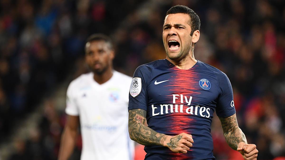 Ligue 1 Dani Alves Kritisiert Situation Bei Psg Und Lobt Tuchel