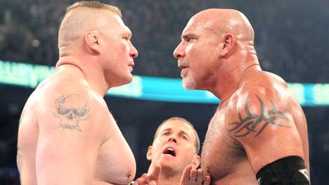 Bill Goldberg  (r.) kehrte 2016 gegen Brock Lesnar in den WWE-Ring zurück