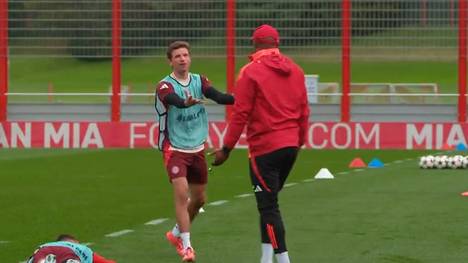 Der Spaß steht beim Abschlusstraining vor dem Champions-League-Spiel bei Aston Villa im Vordergrund. Natürlich ist Thomas Müller mittendrin.