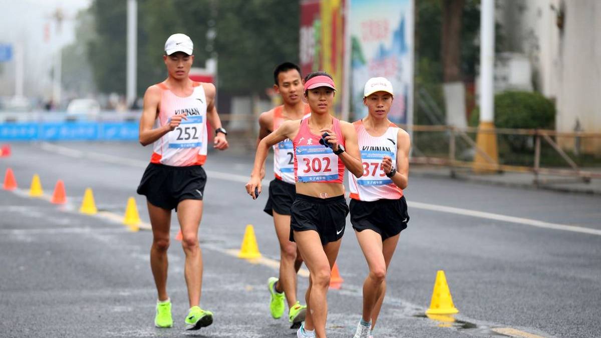 Liu Hong (vorne) hält neben dem Rekord über 50 Kilometer auch den Weltrekord über 20-km-Gehen