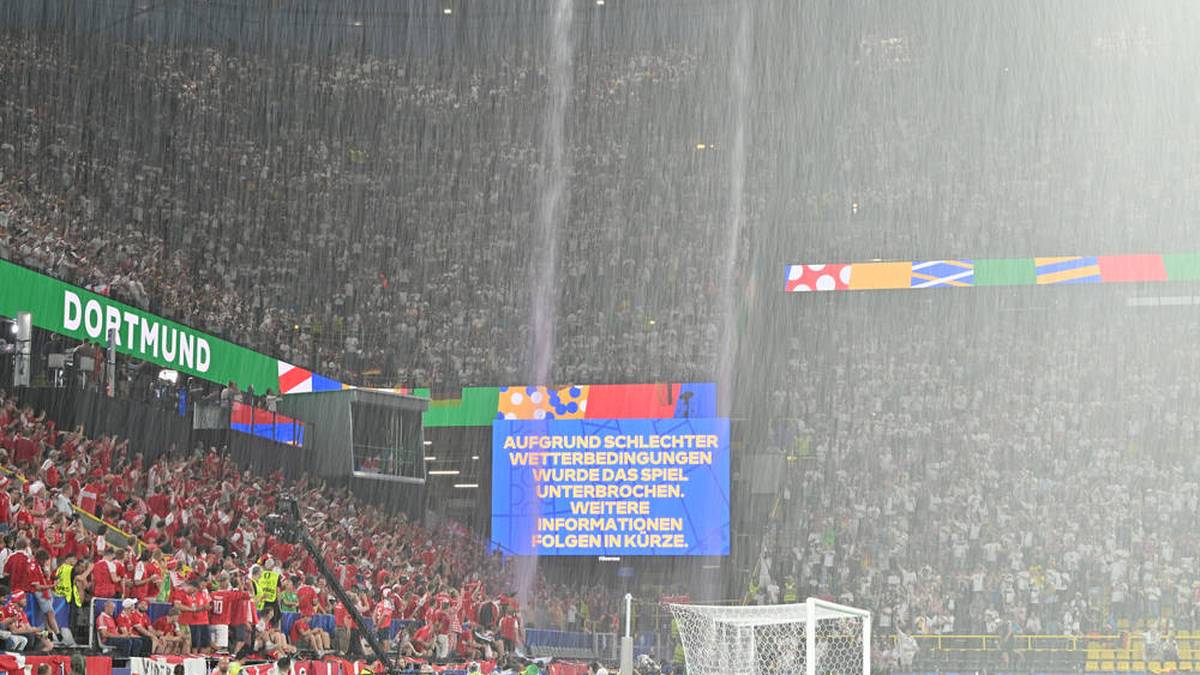 Die Anzeigetafel im Regen.