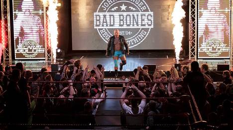 Der deutsch-englische Wrestler Bad Bones beim Einzug zum wXw 16 Carat Gold 2016