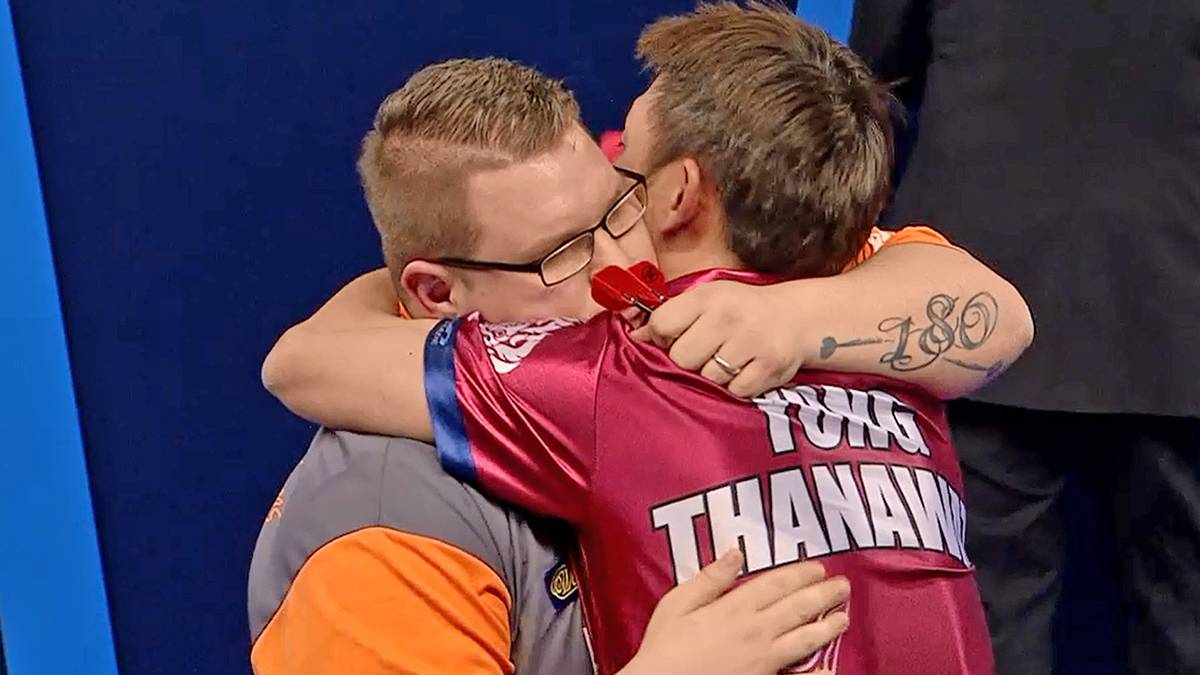 In der Vorrunde setzt sich der "Cube" gegen Gaweenuntawong durch und erspielt sich ein Duell mit Michael van Gerwen