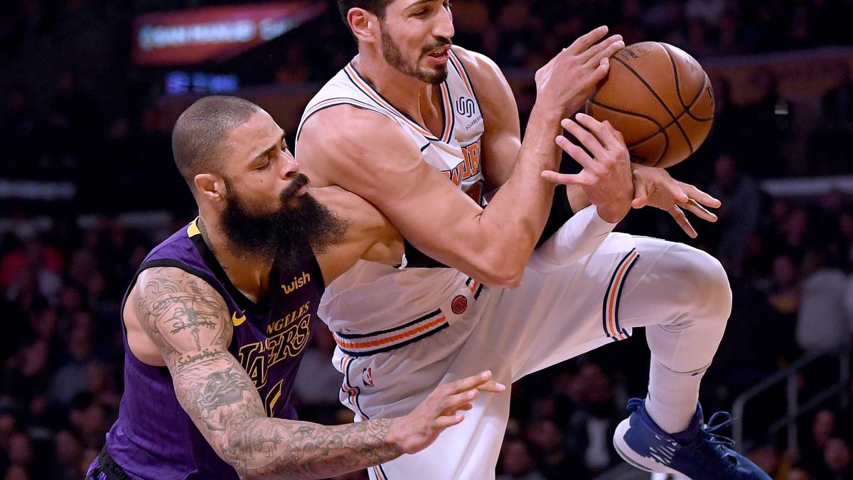 ENES KANTER: Der 26-Jährige von den New York Knicks lädt noch zu seiner Zeit in Oklahoma seinen Frust an einem Stuhl ab und erleidet einen Unterarmbruch
