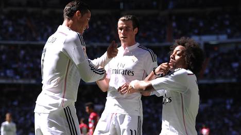 Die Stars von Real Madrid jubeln im legendären weißen Trikot