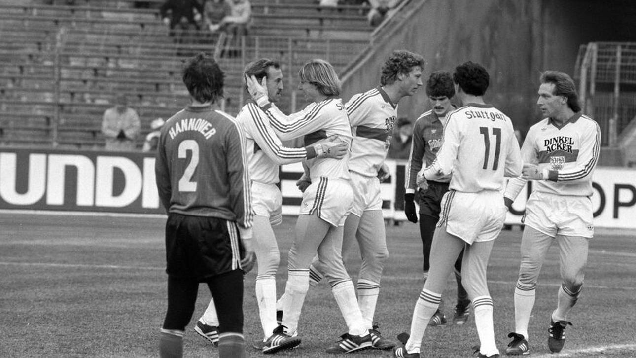 Michael Nushöhr (2.v.l.) jubelt mit Jürgen Klinsmann