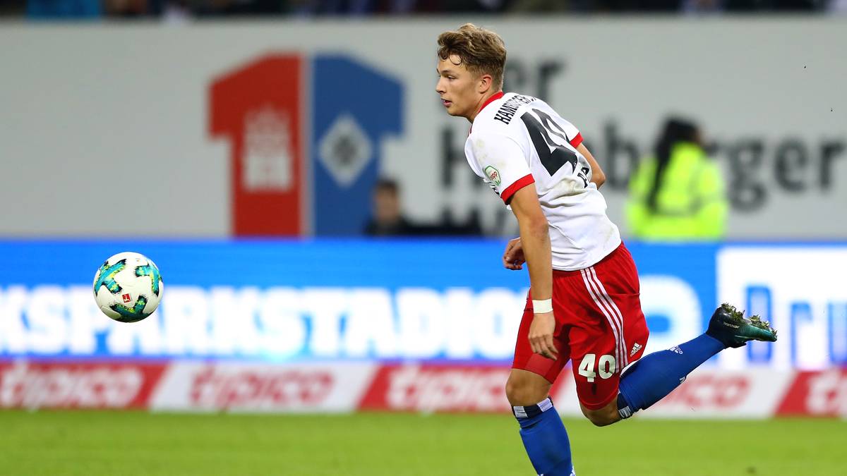 Beim 3:1 gegen den VfB Stuttgart gab Arp sein Startelfdebüt und erzielte den letzten Treffer für sein Team, das durch den Sieg die Abstiegszone verließ. Als drittjüngster Spieler aller Zeiten hat er nach drei Bundesligaeinsätzen zwei Tore auf dem Konto