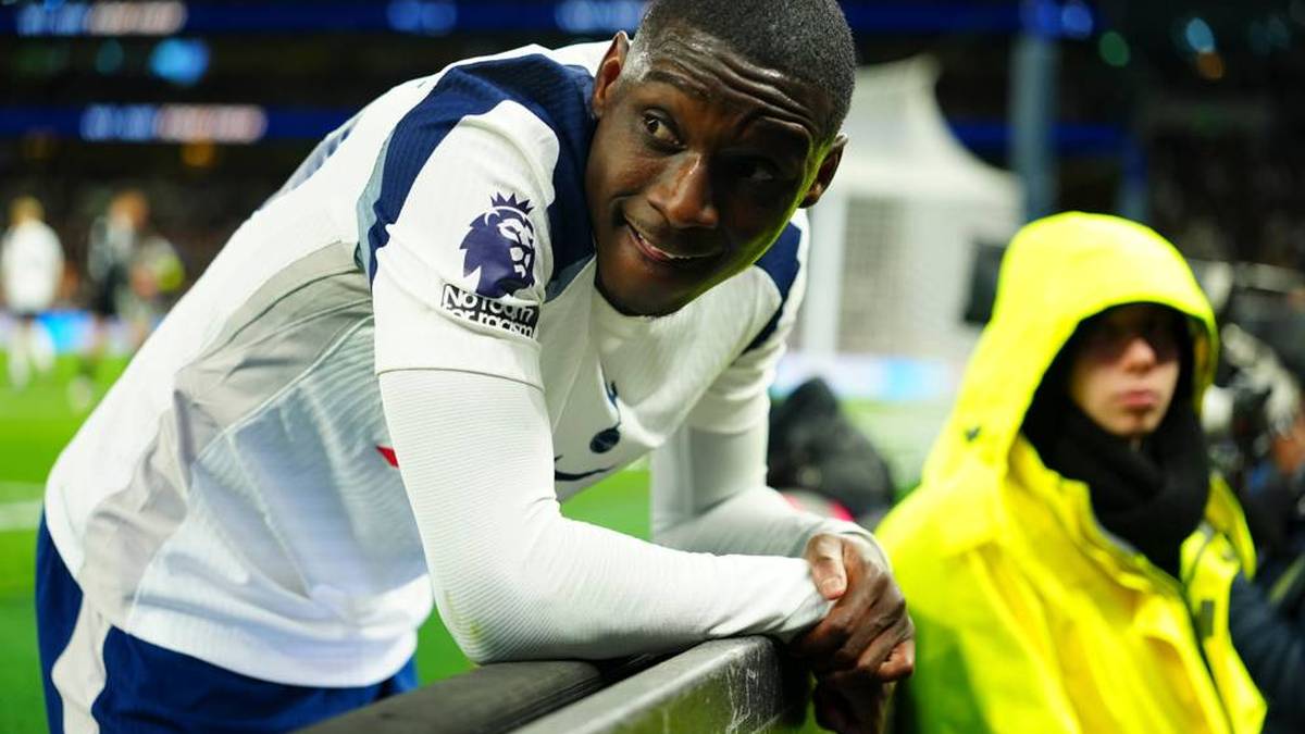 Vor vier Jahren hatte Randal Kolo Muani den Treffer zum WM-Titel auf dem Fuß. Der Franzose scheiterte jedoch am glänzend reagierenden Emiliano Martínez im Tor der Argentinier. Nun bekommt der Tottenham-Spieler nicht die Chance, seinen Fehlschuss zu korrigieren, sondern wird die WM als Zuschauer verfolgen müssen. Bei den Spurs lieferte er eine dürftige Saison ab und konnte keine Eigenwerbung betreiben. 
