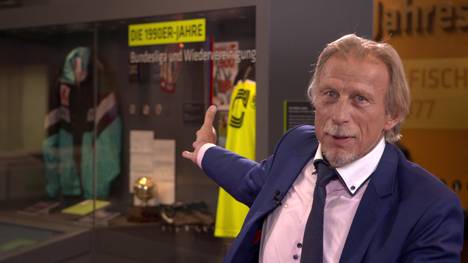Christoph Daum wurde während Feierlichkeiten mit den Fans seine Trainingsjacke entwendet - Jahre später erhielt er sie von den neuen Besitzern zurück. 