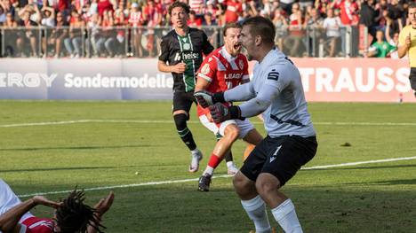 Hiobsbotschaft für Energie Cottbus kurz vor dem Anpfiff zur 1. Runde im DFB-Pokal: Stamm-Torwart Elias Bethke fällt kurzfristig aus! Stattdessen steht beim Außenseiter spontan Ersatzmann Alexander Sebald im Duell mit Zweitligist Hannover 96 zwischen den Pfosten - und der schreibt sein ganz eigenes Pokal-Märchen.