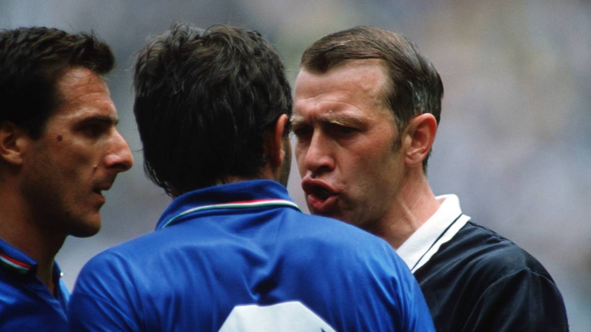 WM 1986: ITALIEN - BULGARIEN 1:1 - Ein hitziges Duell sehen die 95.000 Zuschauer im Aztekenstadion in Mexiko zwischen Weltmeister Italien und Bulgarien. Der Favorit geht noch vor der Pause in Führung, doch Bulgarien gelingt kurz vor Schluss der Ausgleich