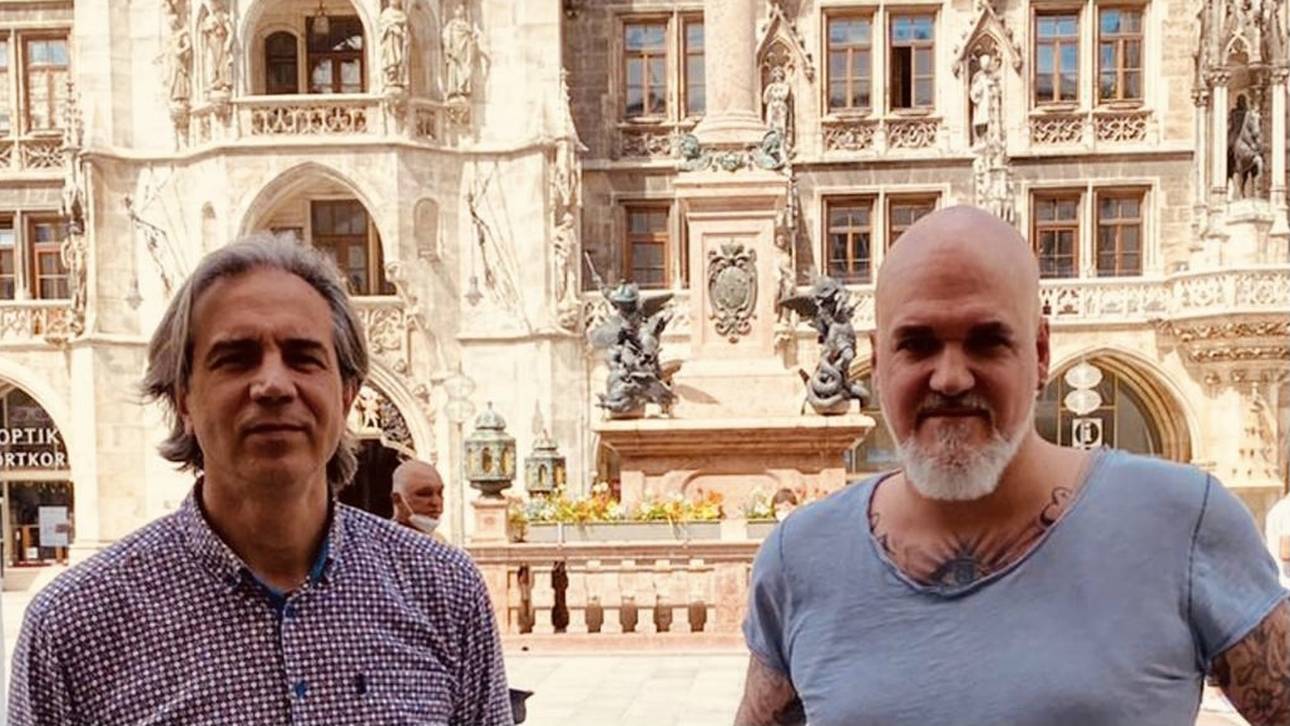 SPORT1-Reporter Reinhard Franke (r.) traf sich auf dem Münchner Marienplatz zum Interview mit Serdar Dayat