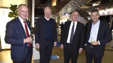 Oliver Kahn lässt die jüngste Kritik von Uli Hoeneß nicht auf sich sitzen. Vor allem gegen den Vorwurf mangelnder Arbeitsmoral wehrt sich der frühere Vorstandsboss des FC Bayern.