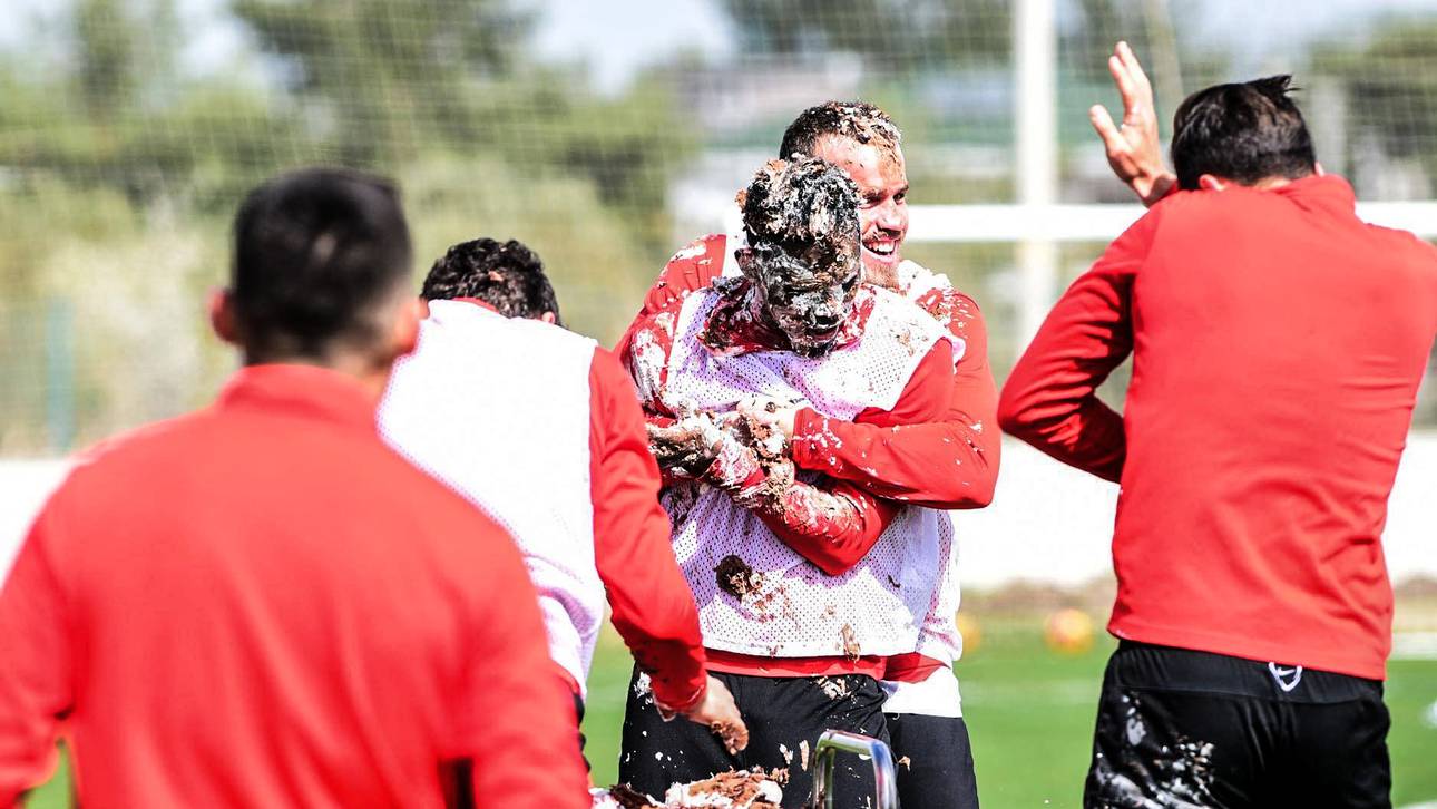 Attacke: Eto’o mit Torte eingeseift