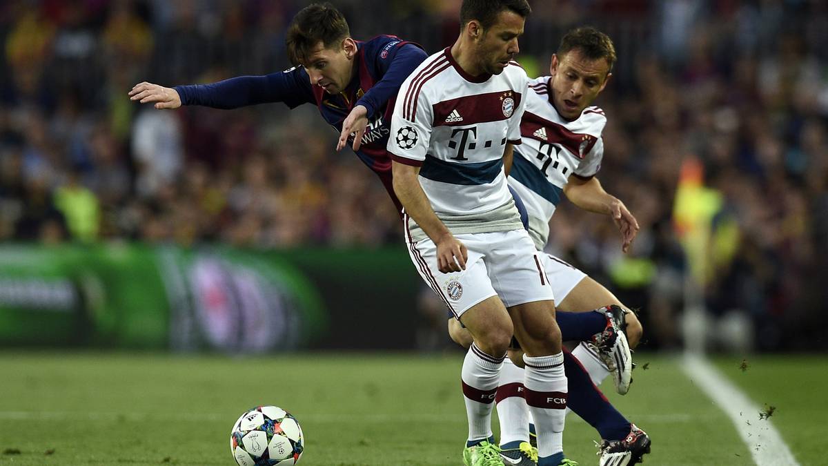 Barcas Offensive um Lionel Messi macht gleich viel Druck, Juan Bernat und Rafinha versuchen den Ausnahmefußballer mit vereinten Kräften zu stoppen