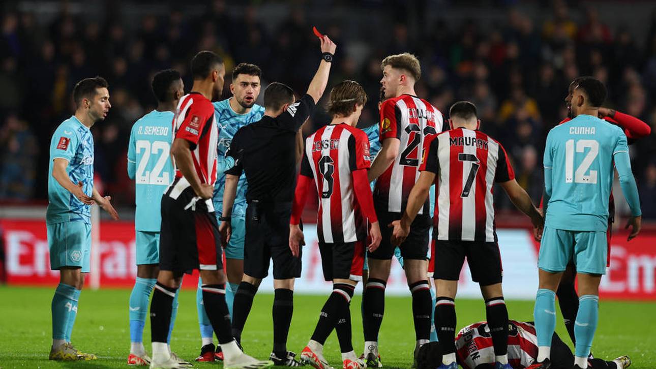 Nanu! Schiri verblüfft mit Roter Karte