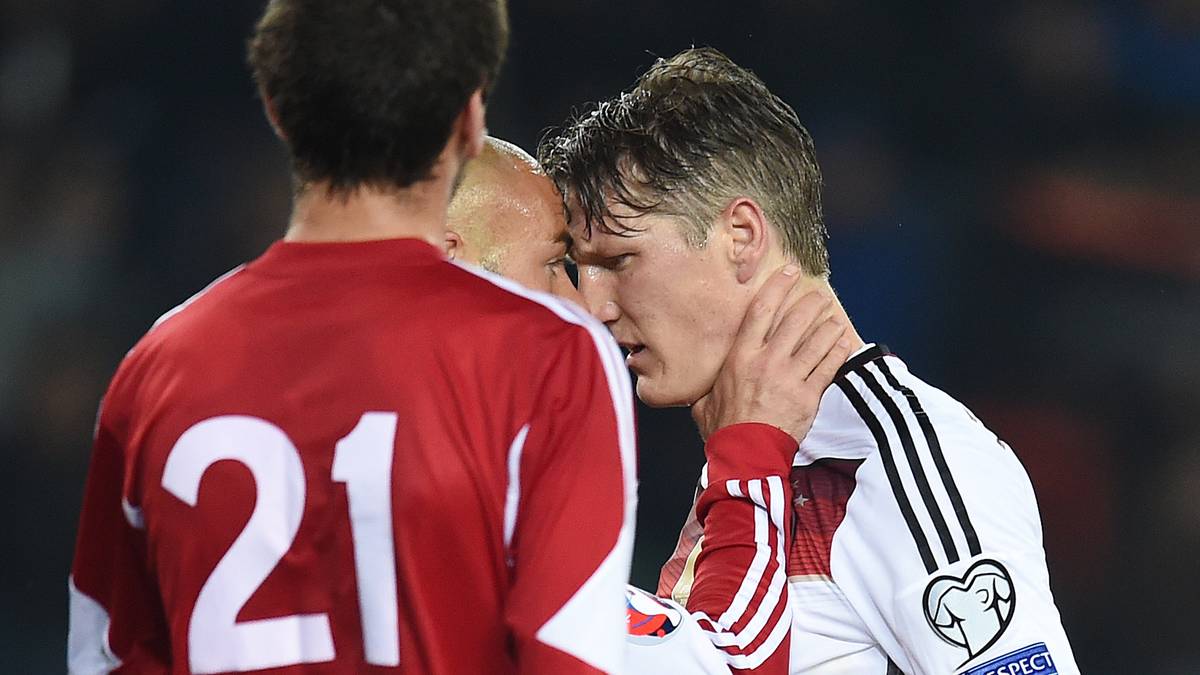 Den Arbeitseifer der Georgier bekommt auch nochmal Schweinsteiger zu spüren. Dem DFB-Kapitän geht es an die Gurgel. Schiedsrichter Clement Turpin ais Frankreich zeigt beiden Spielern Gelb, eine eher fragwürdige Entscheidung