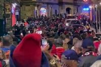 Die Fans des 1. FC Heidenheim feiern in den Straßen von Edinburgh vor ihrem Spiel in der UEFA Conference League.