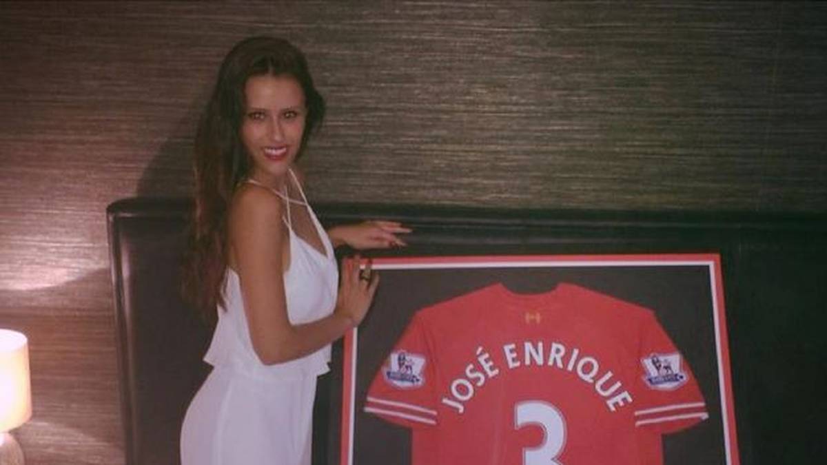Amy Jaine hat sich das Trikot ihres Freundes Jose Enrique gleich eingerahmt 