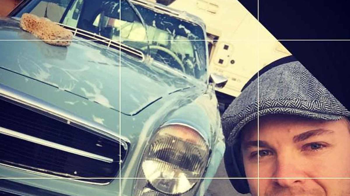 Und damit sein Oldtimer auch noch eine Weile so schön glänzt, putzt er ihn auch regelmäßig