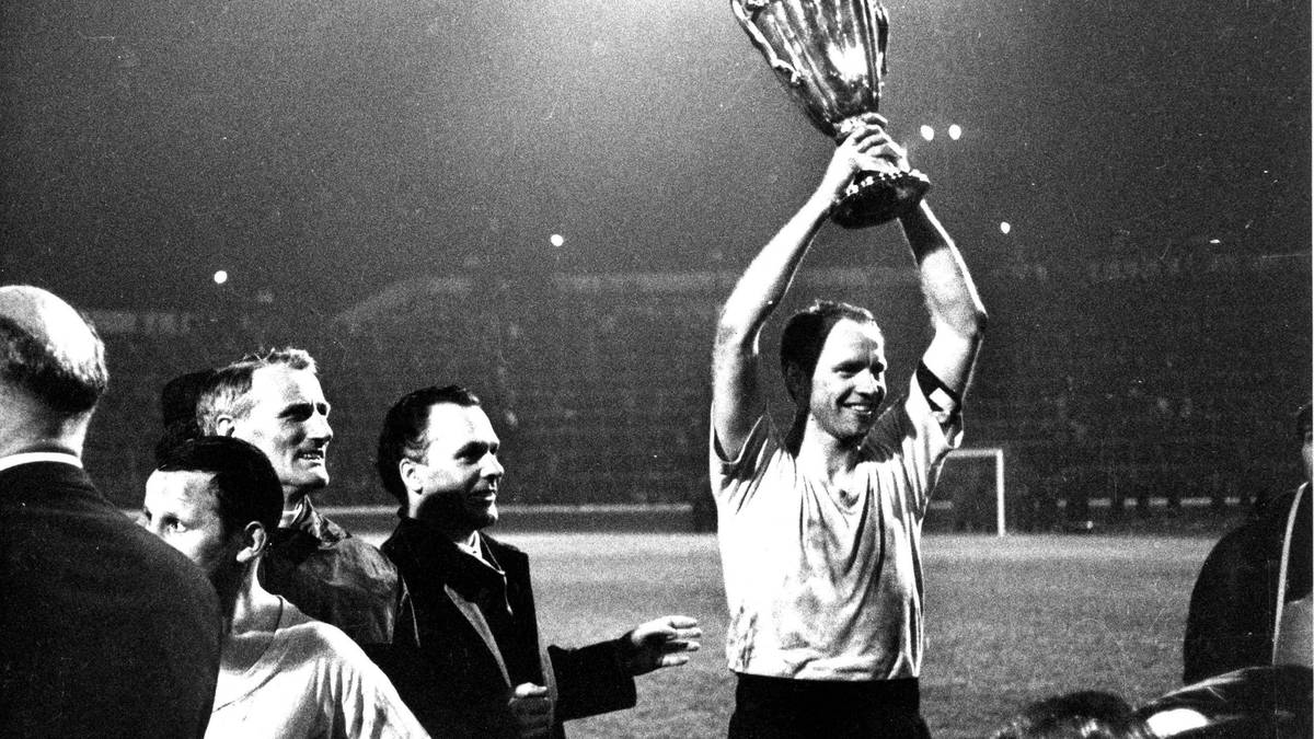 Mit dem Triumph spricht plötzlich die ganze Welt über Borussia Dortmund. Über die Mannschaft, die den großen Favoriten bezwungen und erstmals einen Europapokal nach Deutschland geholt hat